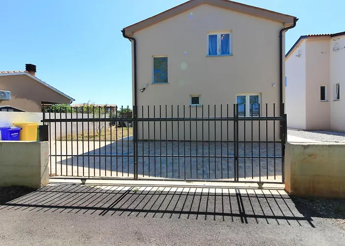 New Seve Ii With Pool, Near The Town Center, 3km From The * Pula