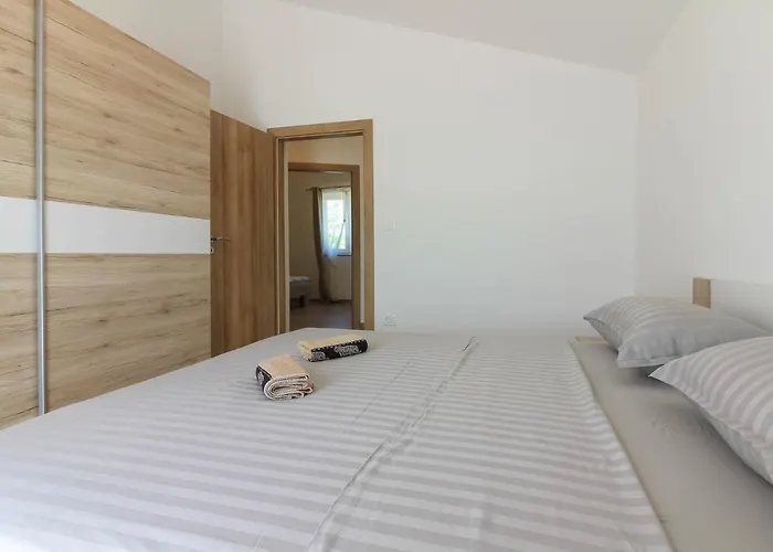 New Seve Ii With Pool, Near The Town Center, 3km From The Pula