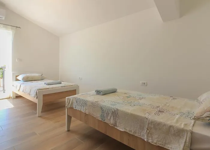 Villa New Seve Ii With Pool, Near The Town Center, 3km From The Pula