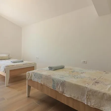 וילה New Seve Ii With Pool, Near The Town Center, 3km From The פולה