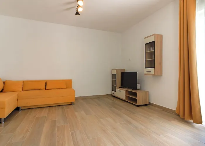 Villa New Seve Ii With Pool, Near The Town Center, 3km From The Pula